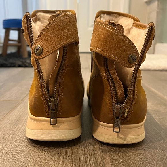 UGG WOMEN CHESTNUT SUEDE LAURELLE SHERPA LINED ANKLE BOOT UGG BOOTS SIZE 9 - Picture 2 of 8